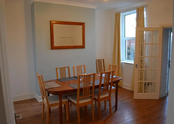 Entire 3 Bedroom House Near Caerphilly Station